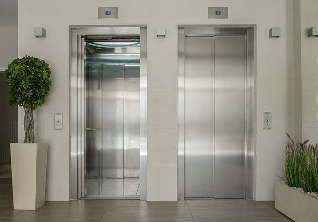 lifturi in hol cladire cu unul deschis unul inchis