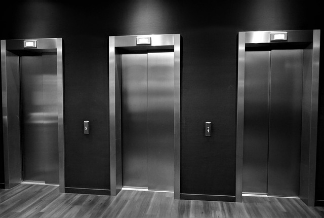 trei lifturi in cladire de birouri