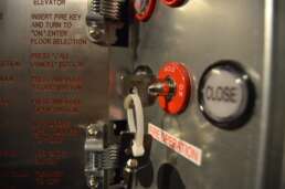 interiorul panoului electric dintr-un lift