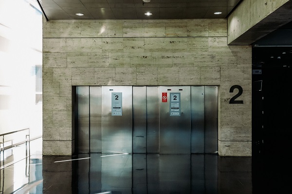 lifturi metalice in hol stil industrial