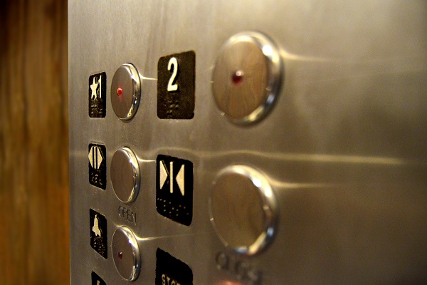 butoane dintr-un lift