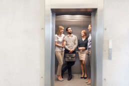 patru persoane in lift