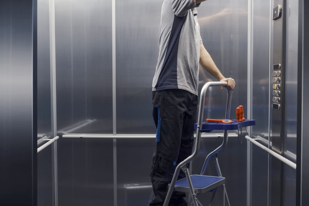 Inspectie completa a unui ascensor