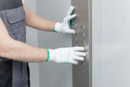 Un tehnician care întreține un ascensor