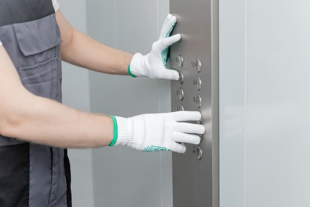 Un tehnician care întreține un ascensor