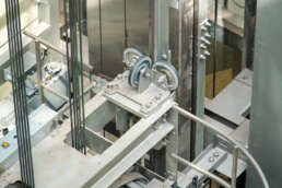 imagine cu un lift cu cablu si contragreutate