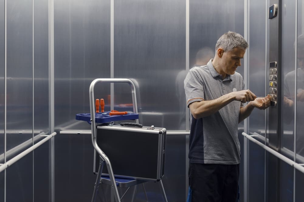 inginer care verifică funcționarea corectă a unui lift