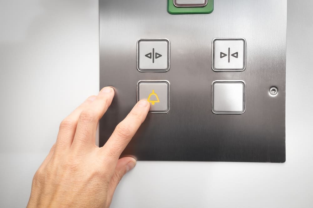 persoană care urmează instrucțiunile de siguranță în lift